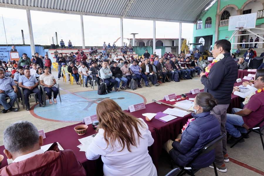 El Mandatario oaxaqueño arribó a esta localidad de la Sierra de Juárez para entregar diversos apoyos como parte de la estrategia Trabajo que Transforma tu Municipio